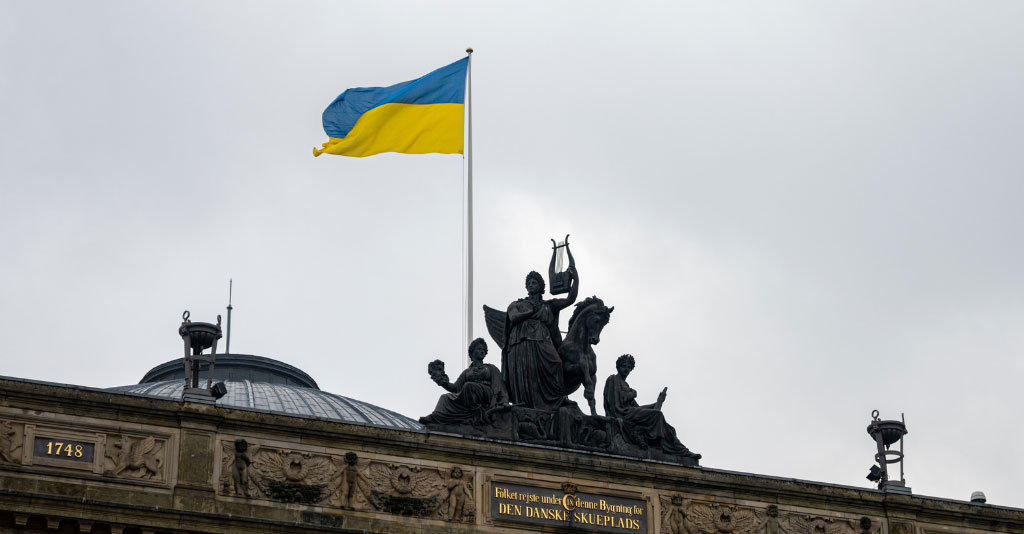 Image of Ukrainian flag above a government building in the country.